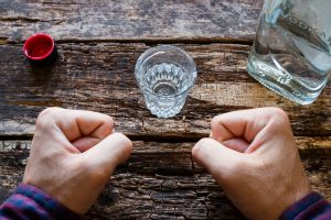 Alcolismo: che cos&rsquo;&egrave;, cause, sintomi, dipendenza, danni alla salute e trattamenti