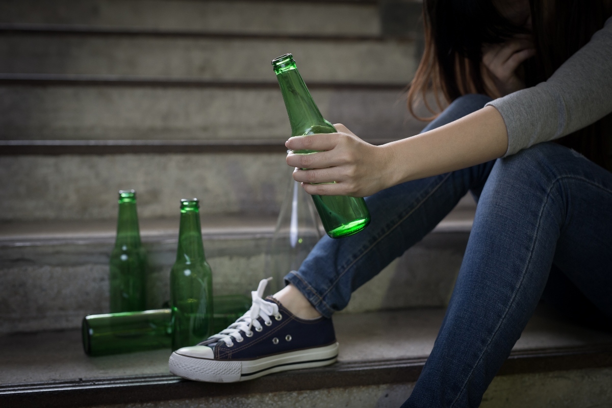 Alcolismo: che cos’è, cause, sintomi, dipendenza, danni alla salute e trattamenti 9 alcolismo giovanile