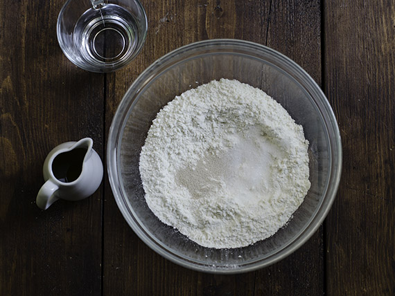 Grissini al sesamo fatti in casa: la ricetta di Melarossa 2 grissini al sesamo: primo passaggio