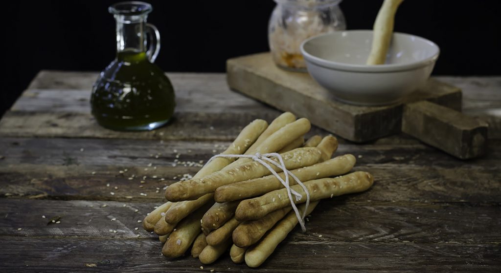 Grissini al sesamo fatti in casa: la ricetta di Melarossa 8 grissini al sesamo: ricetta completata