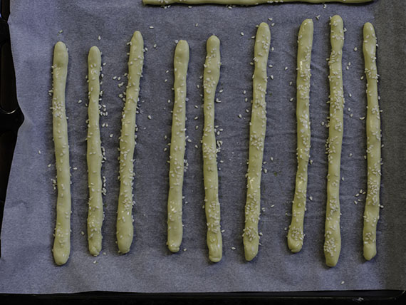 Grissini al sesamo fatti in casa: la ricetta di Melarossa 7 grissini al sesamo: sesto passaggio