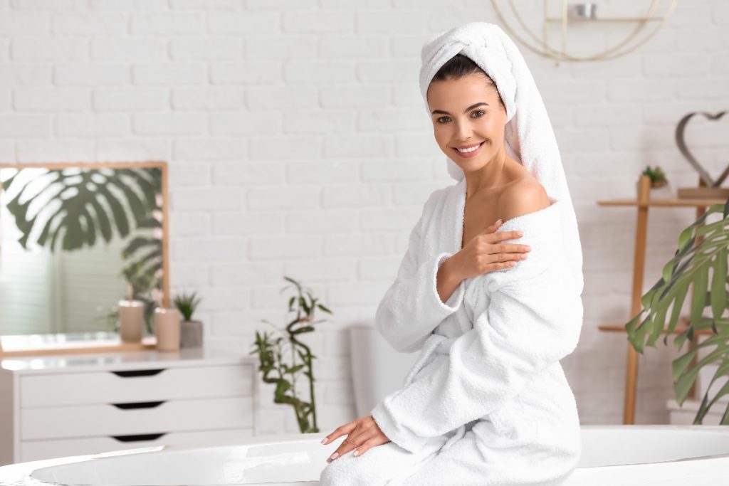 Maizena o amido di mais: cos’è, proprietà e usi in cucina 3 donna in accappatoio bianco dopo la doccia