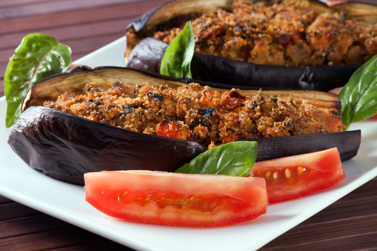 Melanzane ripiene al forno, una ricetta gustosa e semplice 4 melanzane ripiene al forno