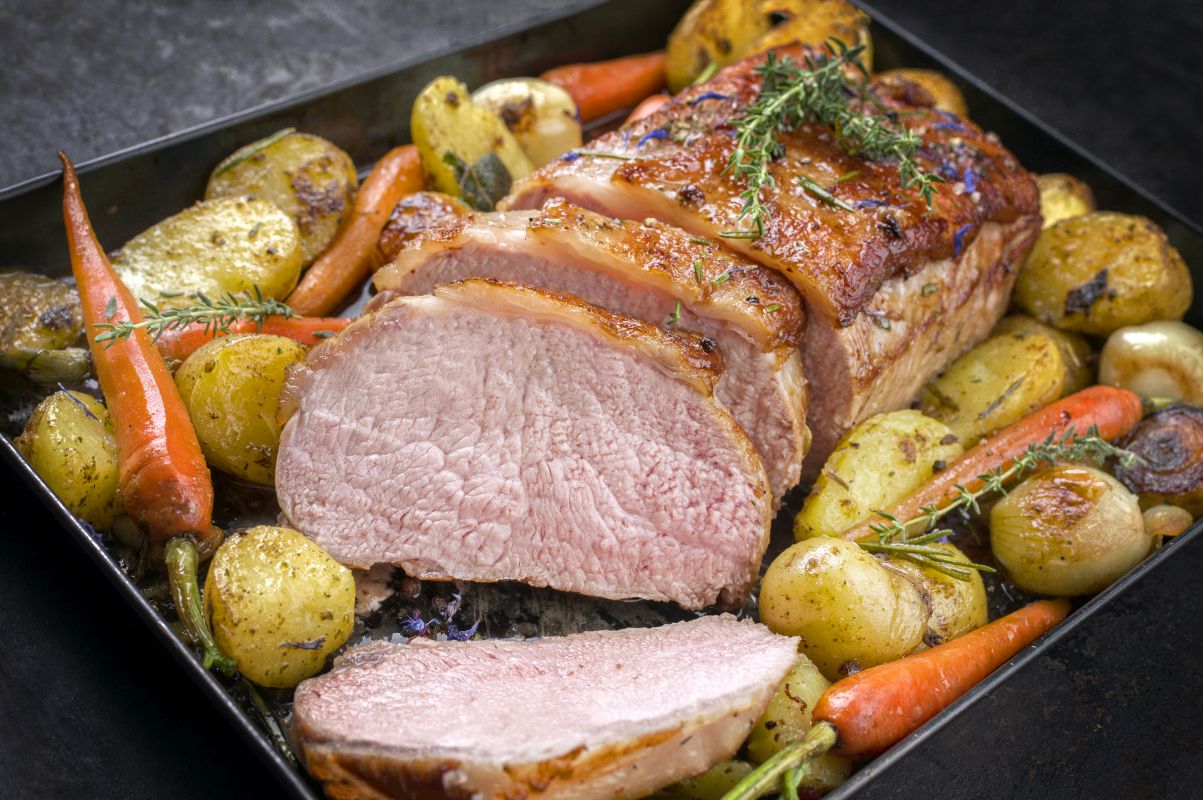 Arrosto di vitello, un secondo della tradizione, gustoso e leggero 6 Arrosto di vitello: con verdure e patate un piatto unico perfetto