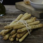 Grissini al sesamo fatti in casa: la ricetta di Melarossa 1 ricetta grissini al sesamo