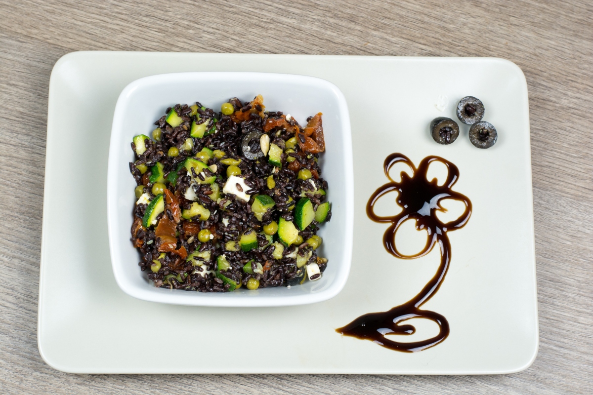 Riso venere: proprietà, calorie, valori nutrizionali e le migliori ricette 2 un piatto di riso venere con verdure e feta