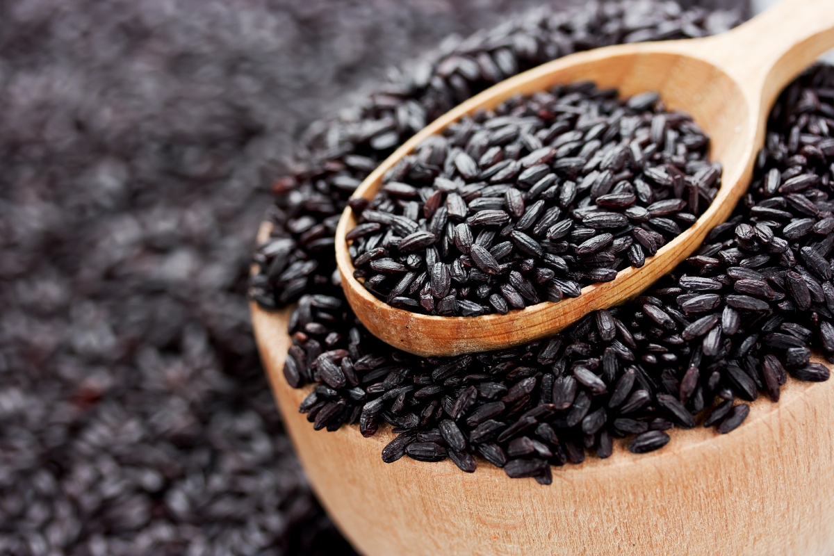 Riso venere: proprietà, calorie, valori nutrizionali e le migliori ricette 3 Un cucchiaio colmo di riso Venere o riso nero