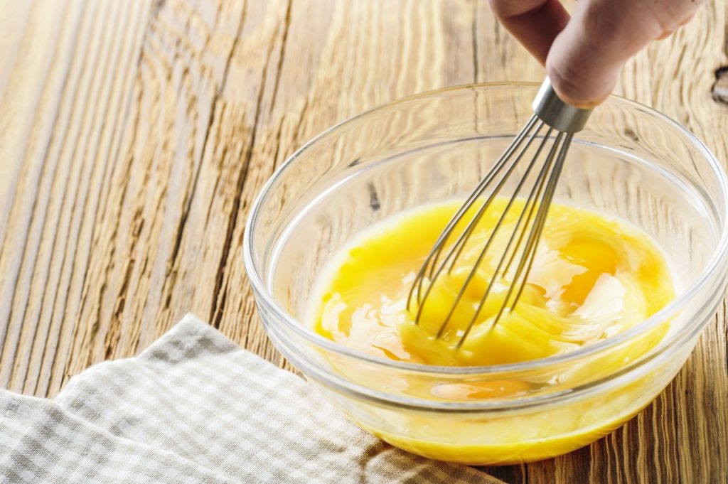 Crema al limone: la ricetta semplice e come si fa 3 sbattere tuorli e zucchero