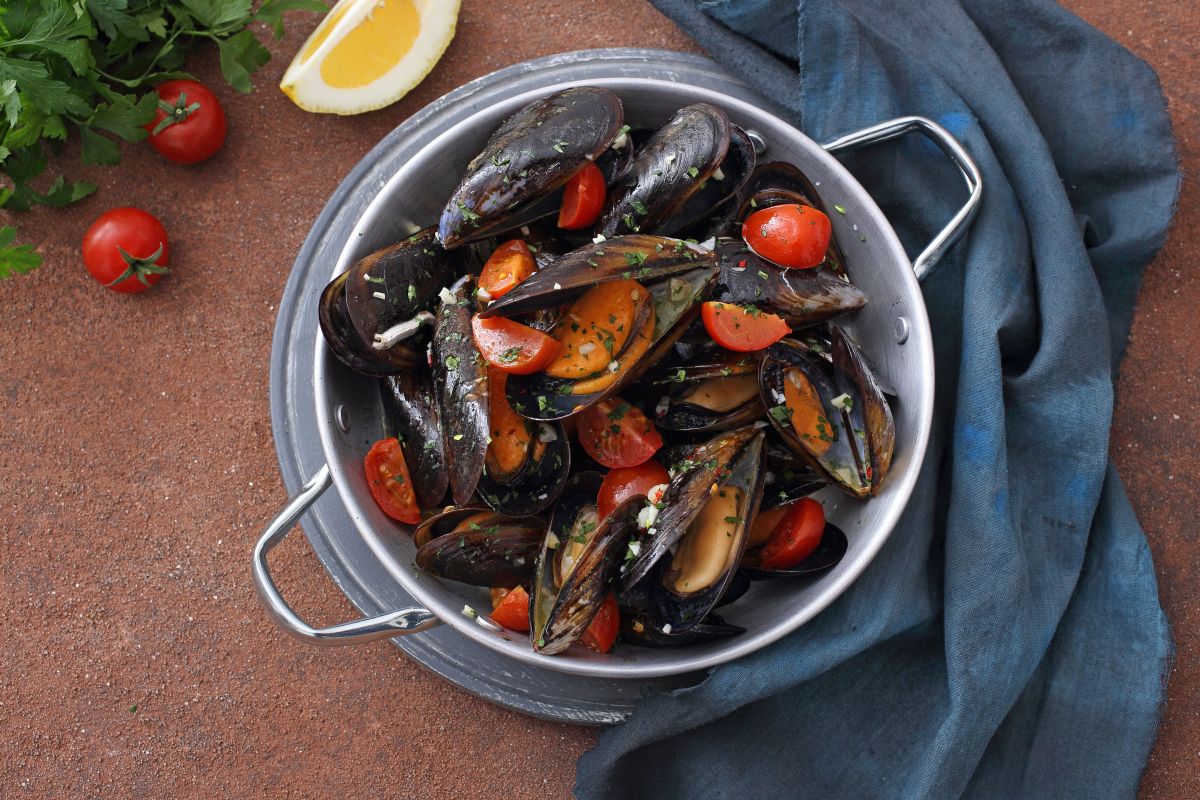 Cozze alla marinara, un antipasto leggero che profuma di mare 4 Cozze alla marinara: squisite anche col pomodoro