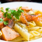 Pasta al salmone, un primo piatto veloce e cremoso 1 Pasta al salmone: golosa e facilissima da preparare