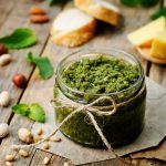 Pesto di menta: la ricetta facile e fresca 1 ciotola con pesto di menta ricetta e ingredienti