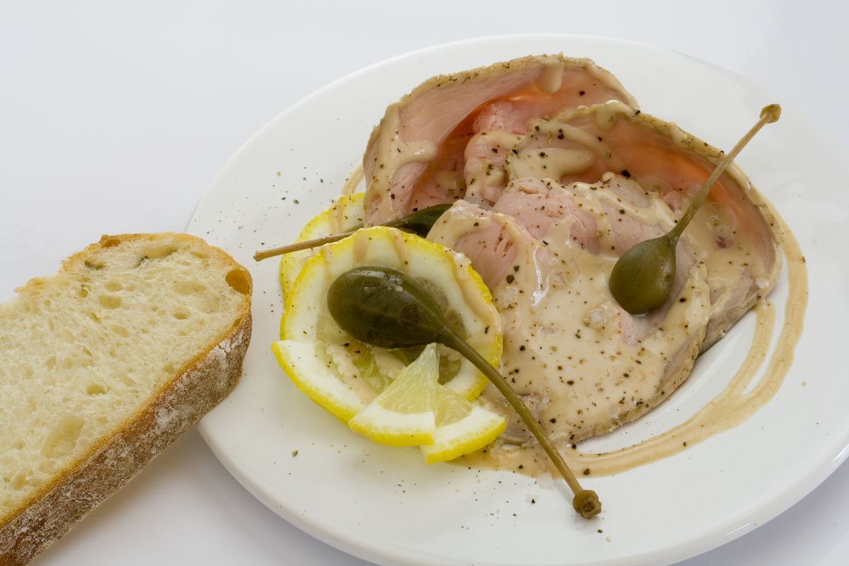 Salsa tonnata: la ricetta sana fatta in casa 2 primo piano di un piatto con vitello tonnato con salsa tonnato
