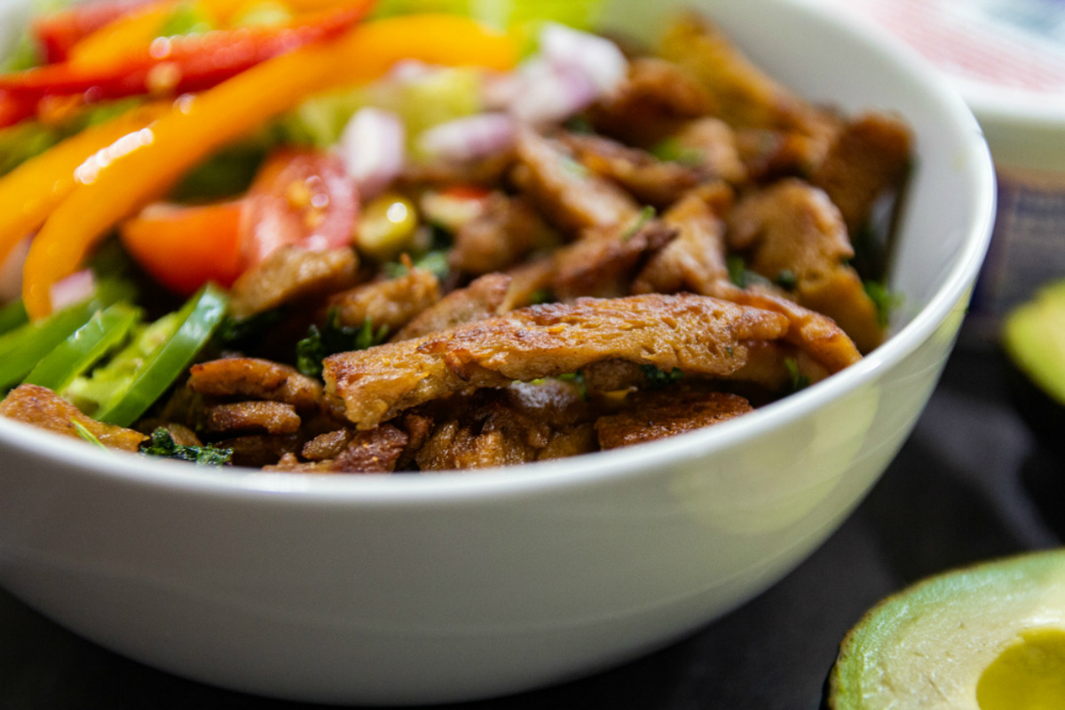 Seitan: cos’è, ricette e valori nutrizionali 1 seitan tagliato a striscioline in una ciotola con le verdure