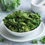 Chips di cavolo nero al forno: la ricetta facile per uno snack croccante e sano 1 Chips di cavolo nero: leggere e golose