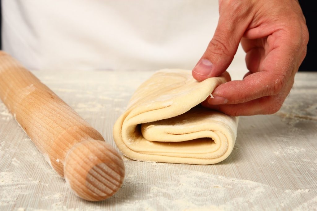 Pasta sfoglia fatta in casa: la base gustosa per ricette dolci e salate 3 chiudere pasta sfoglia