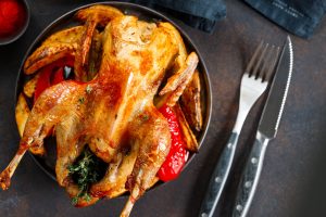 Faraona al forno, un secondo piatto raffinato e gustoso