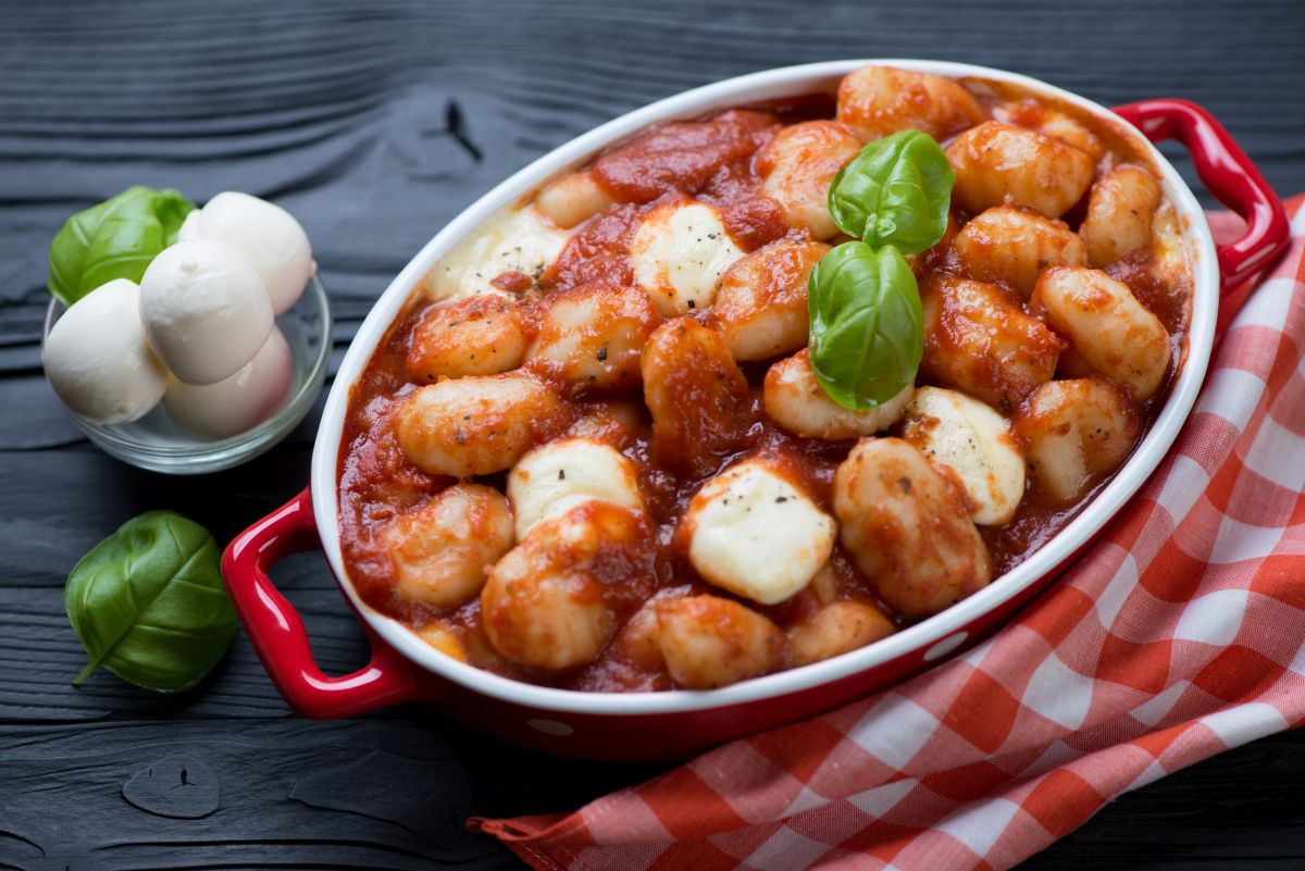 Sughi per pasta fatti in casa: ricette veloci e sane piene di gusto 5 pirofila con due manici rossi a forma ovale, piena di gnocchi alla sorrentina