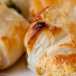 Pasta sfoglia fatta in casa: la base gustosa per ricette dolci e salate 1 due dolci di pasta sfoglia in primo piano