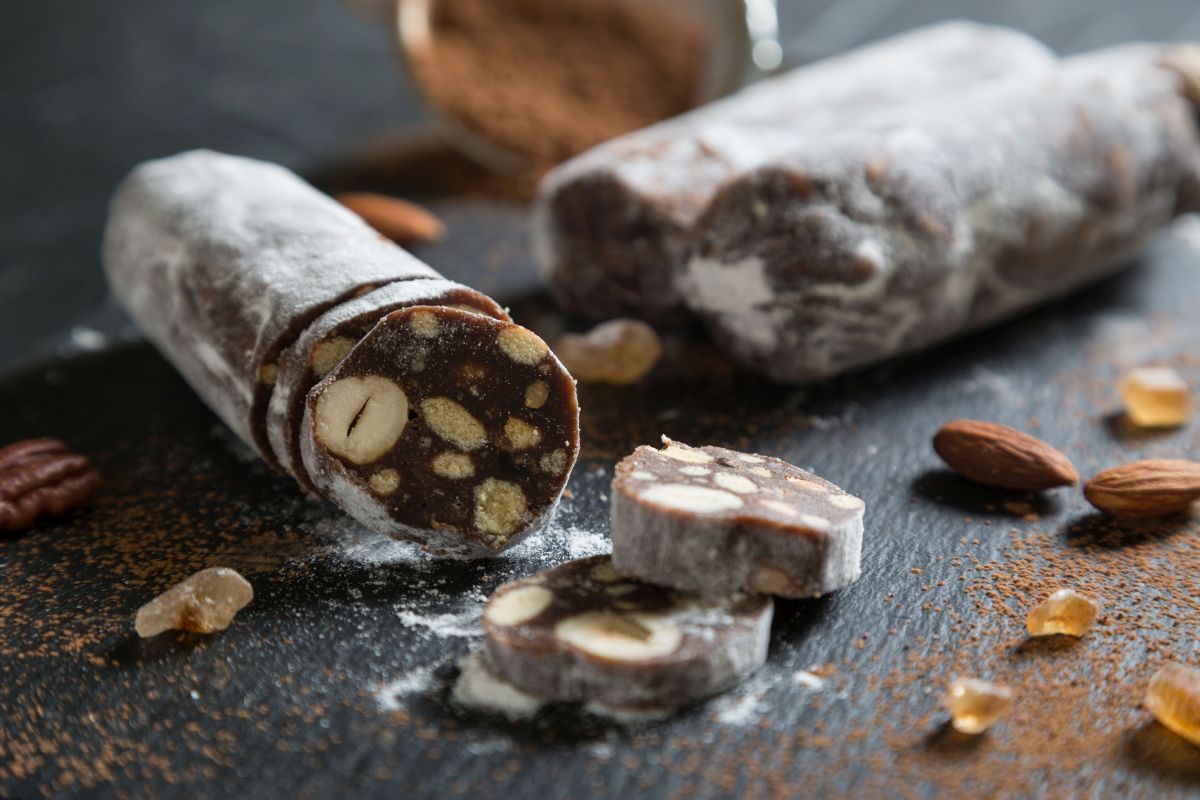 Salame di cioccolato, la ricetta classica di un dolce che conquista tutti 2 salame di cioccolato, preparalo anche con il Bimby