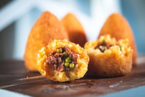 Arancini di riso, la ricetta dello street food siciliano pi&ugrave; amato
