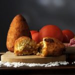 Arancini di riso, la ricetta dello street food siciliano più amato 2 arancini di riso, la ricetta per prepararli a casa