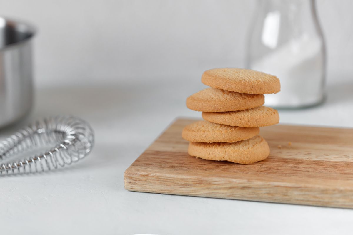 Farina di riso: proprietà e ricette sane, leggere e gluten free 5 5 biscotti fatti con farina di riso su un tagliere in legno