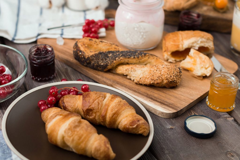 Cornetti fatti in casa, una golosità per la nostra prima colazione 7 cornetti farina di farro miele
