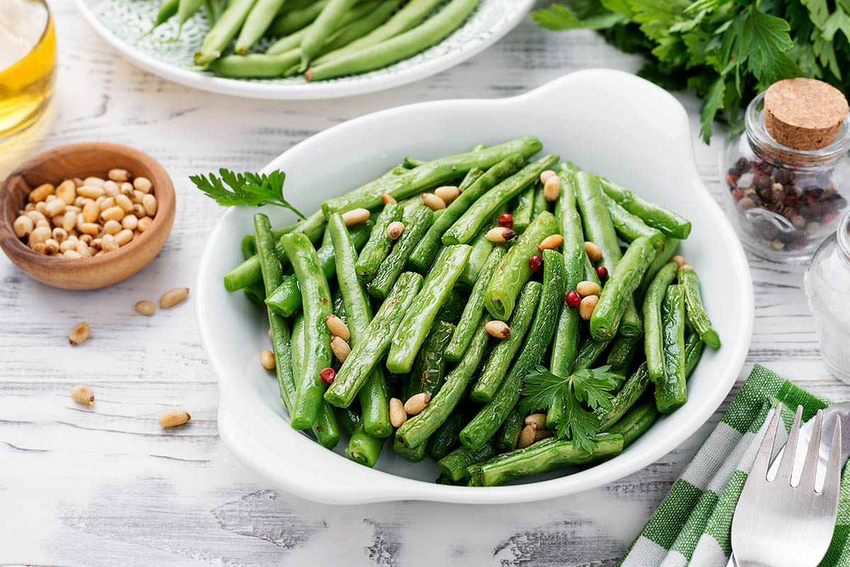 Fagiolini: proprietà, calorie e ricette gustose 4 un piatto di fagiolini lessi con pinoli