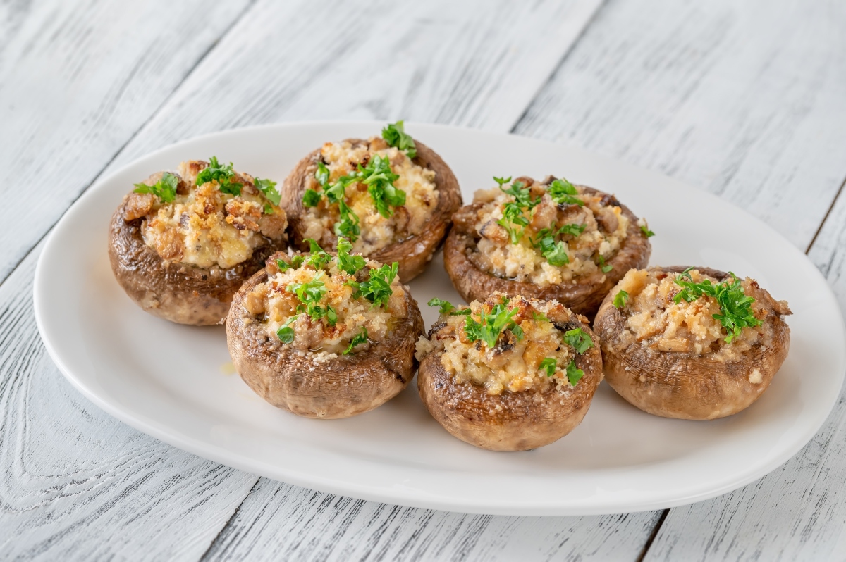 Ricette con funghi: idee semplici e gustose per l'autunno e tutto l'anno 1 piatto ovale bianco con 6 funghi ripieni di tonno
