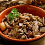 Funghi trifolati: la ricetta semplice e veloce per un contorno gustoso 2 ciotola di coccio piena di funghi trifolati con prezzemolo
