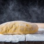 Pasta frolla classica: ingredienti e varianti per dolci favolosi 2 su piano di lavoro infarinato un impasto di pasta frolla e un mattarello