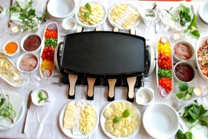 Raclette, il goloso piatto svizzero con formaggio, carne e verdure