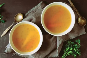 Brodo vegetale: video ricetta e la variante con il Bimby