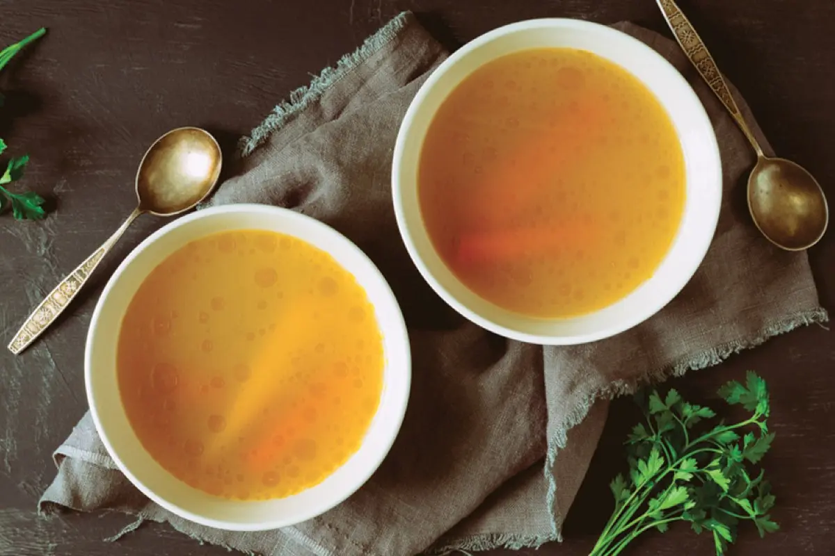 Minestre e zuppe: ricette da gustare quando fa freddo e non solo 21 due ciotole bianche piene di brodo vegetale