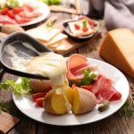 Raclette, il goloso piatto svizzero con formaggio, carne e verdure 2 Raclette, un goloso piatto di formaggio e carne