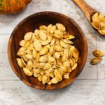 Semi di zucca tostati, uno snack gustoso e ricco di qualità 2 semi di zucca tostati, uno snack leggero e goloso