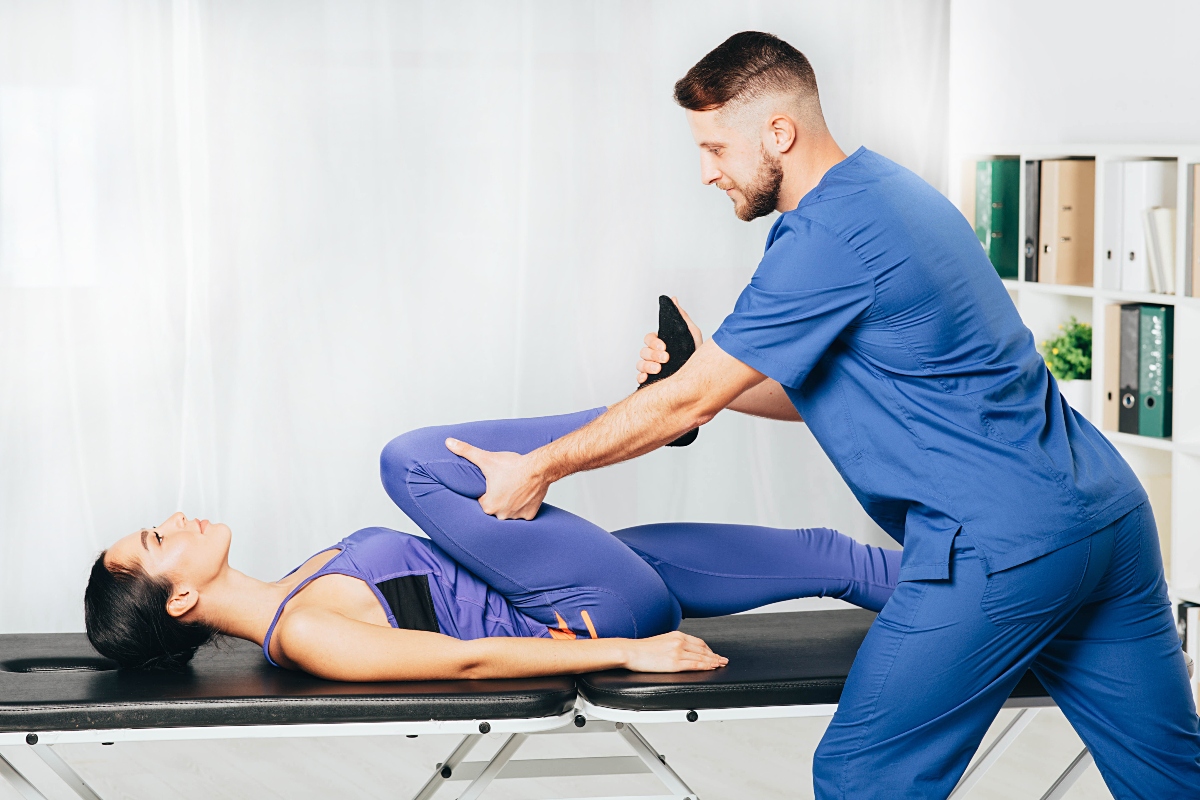 Ginnastica posturale: a cosa serve, benefici, esercizi Mézières per il mal di schiena e cervicale infiammata 3 tipi di ginnastica posturale