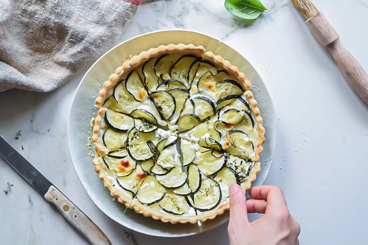 Crescenza: cos'è, differenza con lo stracchino, benefici, valori nutrizionali e ricette 4 torta salata con zucchine e certosa