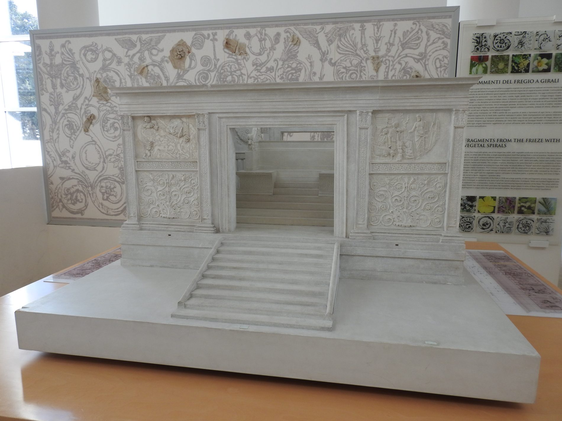 Alla scoperta dell'Ara Pacis con Alberto Biasi, maestro dell'Optical Art 6 ara pacis interno 3