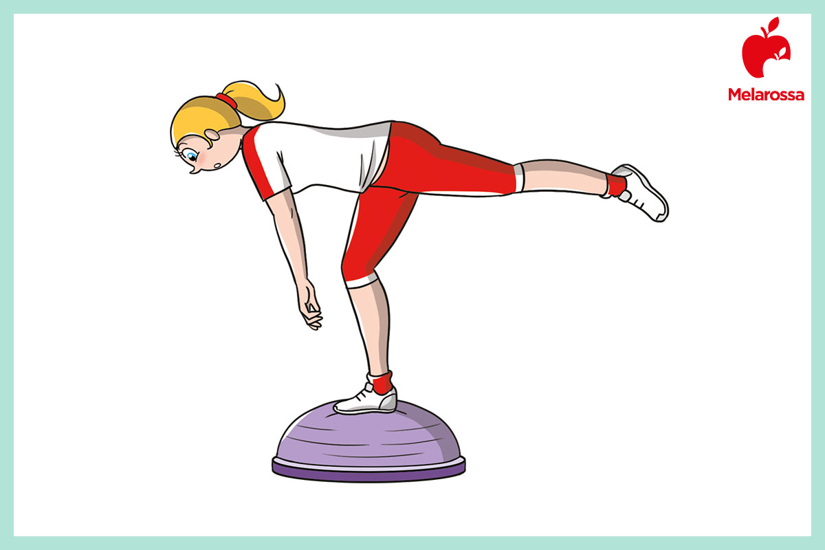 Bosu: come usarlo, benefici, esercizi e programma di allenamento per tonificare la muscolatura profonda 4 bosu: slanci posteriore gambe
