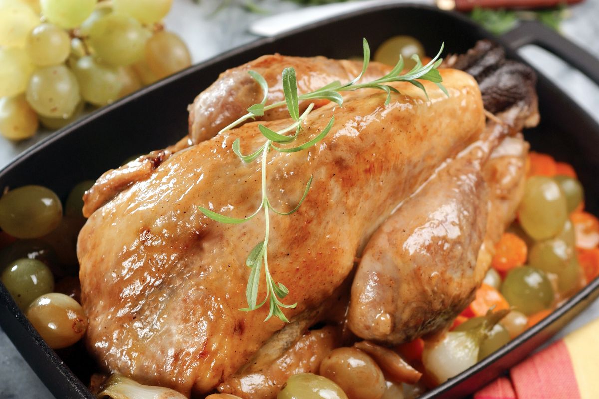 Faraona ripiena, il secondo gustoso, ideale per le feste 1 faraona ripiena, gustosa sia al forno che in padella