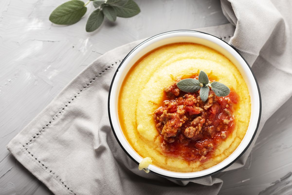 Piatti unici: le ricette veloci, vegetariane, estive e invernali 22 Un piatto di polenta con il sugo di carne