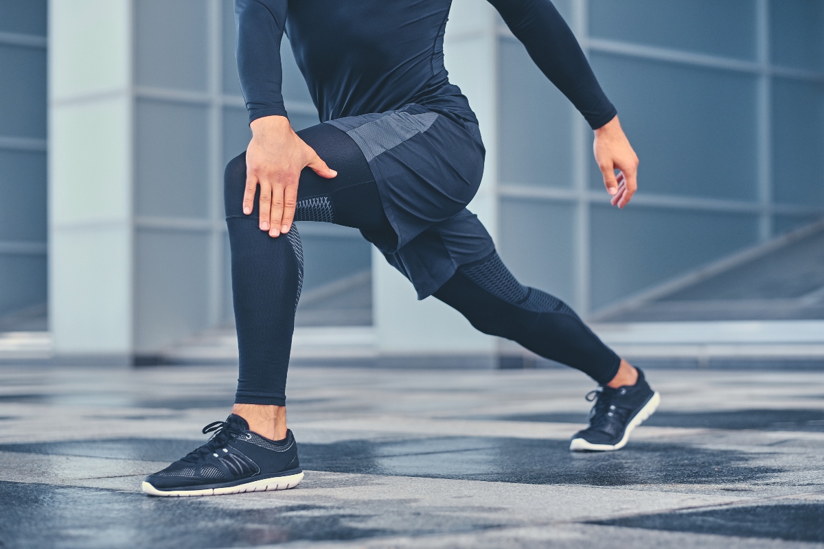 Pubalgia: che cos’è, sintomi, come si cura anche in gravidanza 3 Un uomo che fa stretching alla coscia
