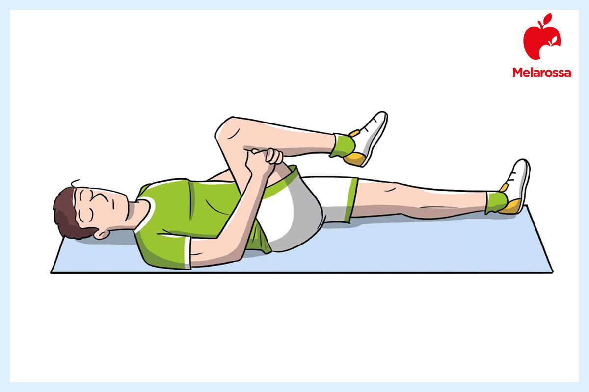 Pubalgia: che cos’è, sintomi, come si cura anche in gravidanza 11 Grafica che illustra un esercizio di allungamento da fare a casa utile per la pubalgia