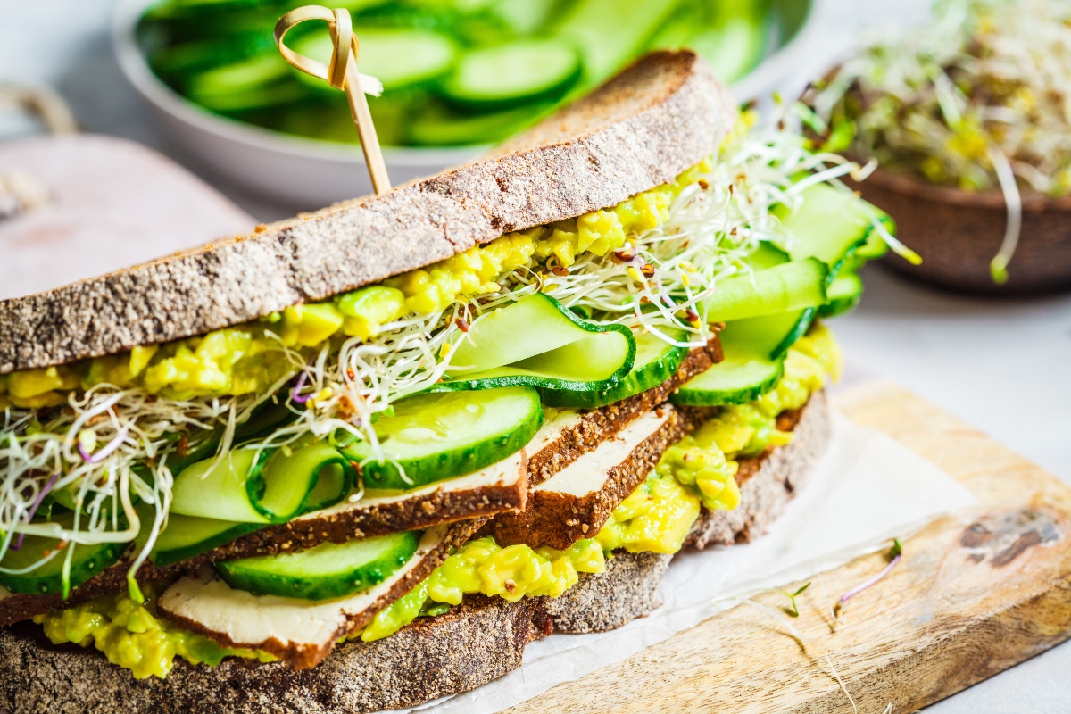 Germogli di soia: a cosa fanno bene, come cucinarli e ricette 1 panino con verdure e germogli di soia