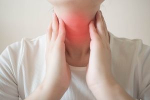 Tiroidite di Hashimoto: che cos&rsquo;&egrave;, sintomi,  cause e conseguenze, diagnosi e cure