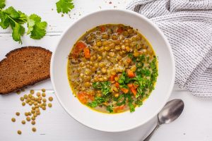 Zuppa di lenticchie, calda e nutriente, perfetta per l&rsquo;inverno