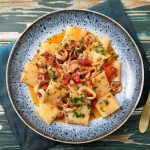 Calamarata, la ricetta del primo piatto napoletano 1 piatto con una porzione di calamarata napoletana