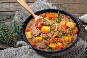 Gulash, lo stufato di carne ungherese nutriente e saporito
