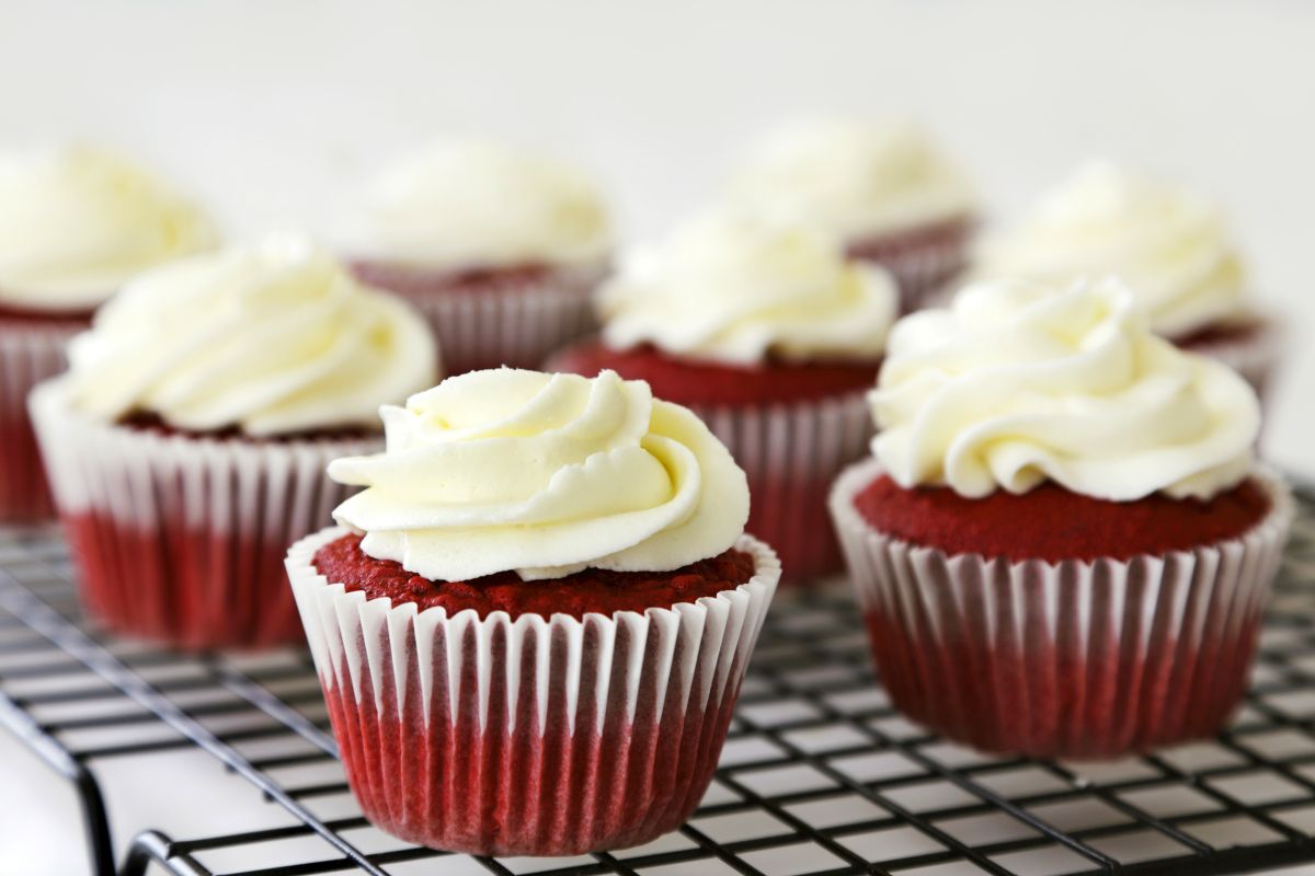 Cupcake, un piccolo dolce che tutti amano 5 red velvet cupcake, una versione colorata e unica